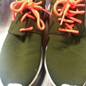 Nikes hunter green and pink